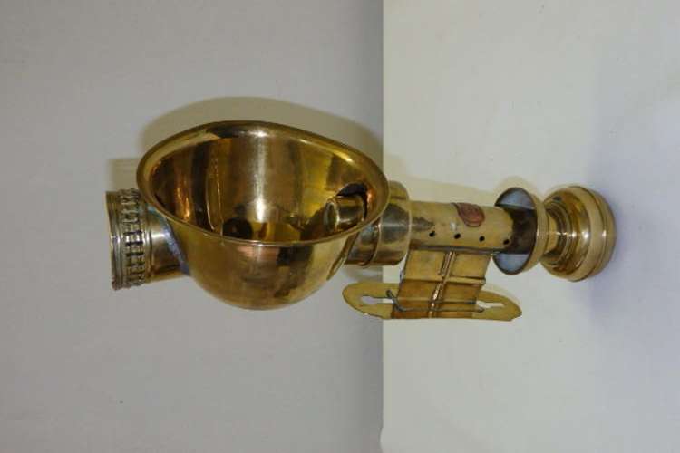 A MAGNIFICENT ANTIQUE SOLID BRASS KEROSENE CARRIAGE LAMP MOST LIKELY USED ON A HORSE CARRIAGE