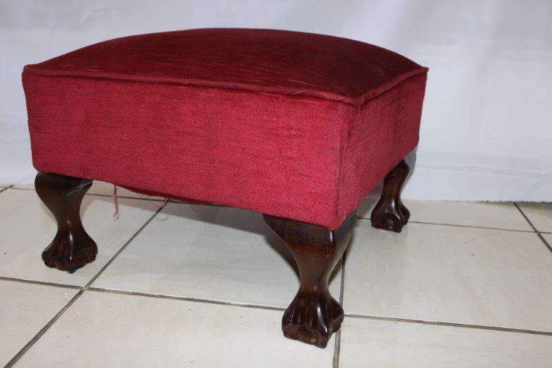AN EXQUISITE ANTIQUE BALL & CLAW FOOTSTOOL IN EXCELLENT CONDITION!!! STUNNING FURNITURE!!!!!!!!!!!!!