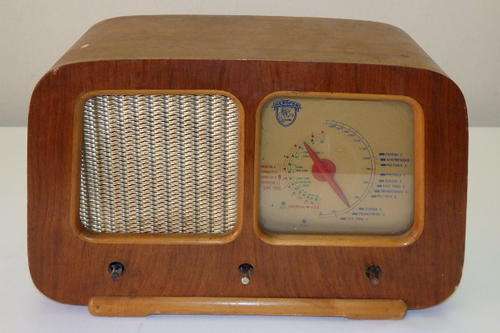 AN AWESOME VINTAGE (c1951) DANISH MADE HEROFON 451U RADIO WITH PREPROGRAMMED STATIONS