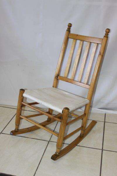 A STUNNING VINTAGE ROCKING CHAIR IN FANTASTIC CONDITION!!! SOMETHING SPECIAL TO OWN...
