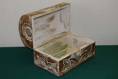AN EXQUISITE HANDMADE AND HAND CARVED WOODEN STORAGE BOX WITH A HINGED LID AND BEAUTIFUL DETAILING