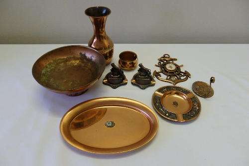 ***JOB LOT*** A MIXED COLLECTION OF VARIOUS COPPER PIECES INCLUDING A VASE, A PLATE AND MORE