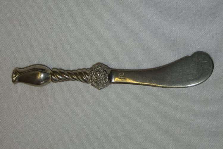 A STUNNING JENNA CLIFFORD "ORIGINAL" SIGNATURE PEWTER "ROSE" PATE/ BUTTER KNIFE