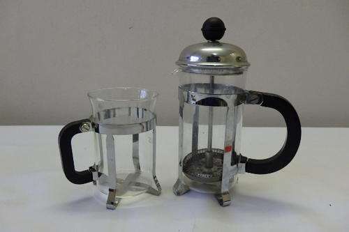 AN AWESOME PYREX GLASS SINGLE SERVING COFFEE PLUNGER WITH A MATCHING MUG