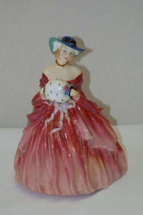 A STUNNING ORIGINAL ROYAL DOULTON PORCELAIN 7" FIGURINE OF "GENEVIEVE" (HN 1962)