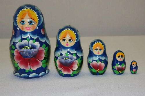AN ABSOLUTELY STUNNING "5 DOLL" SET OF HAND PAINTED RUSSIAN MATRYOSHKA (NESTING) DOLLS