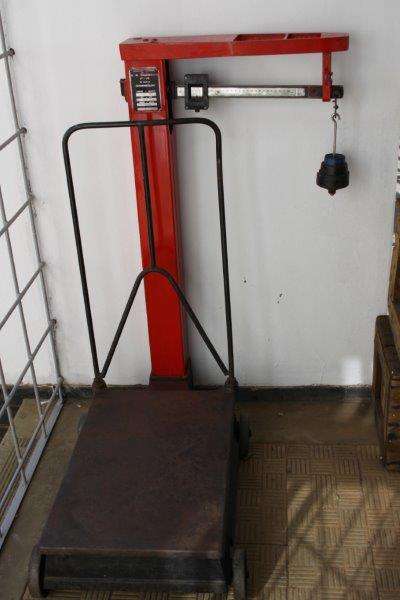 A LARGE AWESOME INDUSTRIAL PLATFORM SCALE IN EXCELLENT CONDITION FOR AGE!!! INCLUDES THE WEIGHTS...