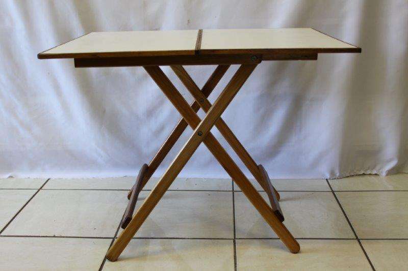 A STUNNING FOLDING PICNIC CAMPING TABLE IN EXCELLENT CONDITION!!! EASY TO STORE & CARRY!!! AWESOME..
