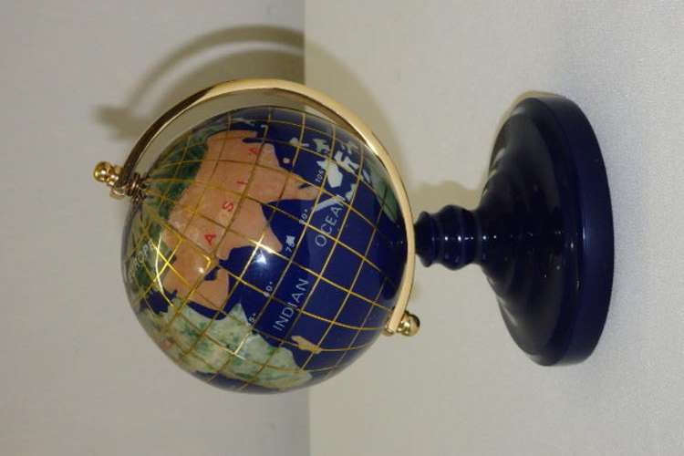 AN EXQUISITE ROYAL BLUE LAPIS LAZULI EARTH GLOBE WITH SEMI PRECIOUS STONE INLAYS ON A BAKELITE STAND