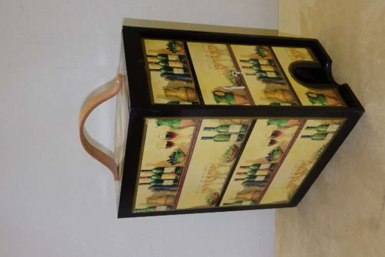 A BEAUTIFULLY DECOUPAGED WOODEN 5 LITRE BOX WINE/ FRUIT JUICE HOLDER WITH A LEATHER CARRY HANDLE