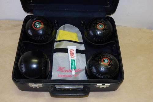 A FANTASTIC SET OF FOUR HENSELITE SIZE 6 HEAVY WEIGHT BOWLING BALLS IN A CARRY CASE