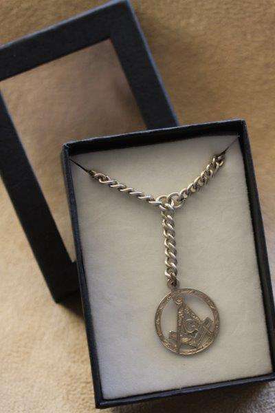 A MAGNIFICENT ANTIQUE HALLMARKED STERLING SILVER E WHITEHOUSE & SON FOB CHAIN WITH A "MASON" DECAL