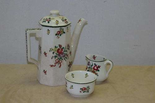 A STUNNING VINTAGE ROYAL DOULTON "OLD LEEDS SPRAYS" PATTERN (D3548) DEMITASSE COFFEE SET