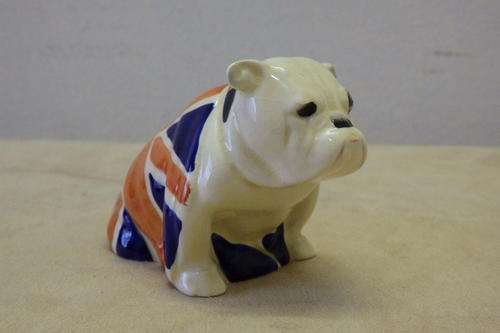 A FANTASTIC RARE ROYAL DOULTON VINTAGE BULLDOG FIGURINE (D5913) DRAPED IN THE UNION JACK FLAG