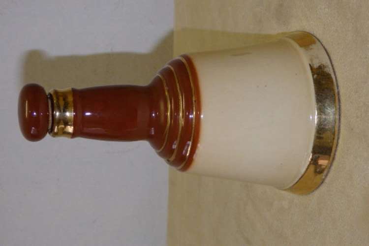 A STUNNING COLLECTABLE WADE OF ENGLAND PORCELAIN "BELLS BLENDED SCOTCH WHISKY" DECANTER