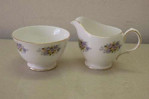 AN ELEGANT QUEEN ANNE OF ENGLAND BONE CHINA MILK JUG AND SUGAR BOWL SET IN PRISTINE CONDITION