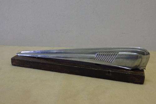 A FANTASTIC AND QUITE SCARCE VINTAGE CHROMED 1940's CHEVROLET COUPE & SADAN HOOD ORNAMENT