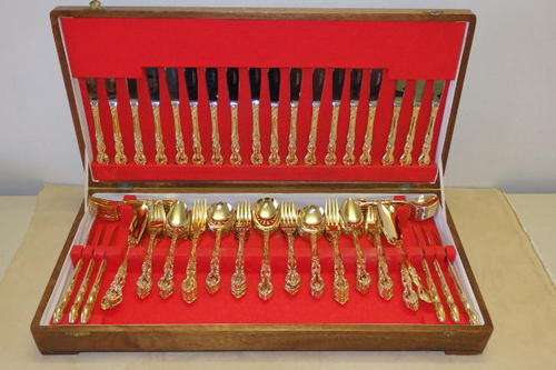 A SPECTACULAR 124 PIECE (12 SETTING) 24k GOLD PLATED STAINLESS STEEL BOXED CUTLERY SERVICE