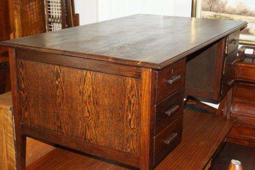 AN EXQUISITE VINTAGE SOLID PARTRIDGE WOOD EXECUTIVE DESK WITH 6 DRAWS - STUNNING FURNITURE!!!