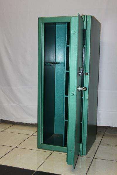 AN AWESOME LARGE HEAVY DUTY RIFLE GUN SAFE THAT CAN BE BOLTED IN!!! EXCELLENT CONDITION!!!