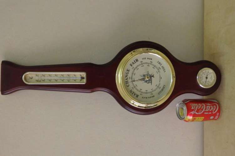 A STUNNING WOODEN WEATHER GAUGE INCLUDING A HYGROMETER, A THERMOMETER AND A BAROMETER