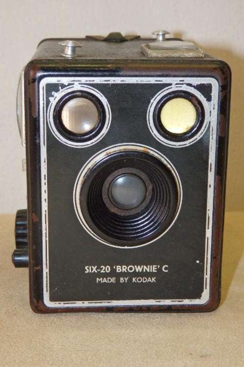 A FANTASTIC VINTAGE KODAK BROWNIE "MODEL C" SIX-20 CAMERA IN GREAT CONDITION