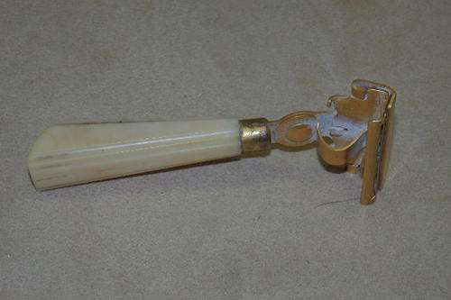 AN AMAZING VINTAGE (1946 TO 1953) BRASS SCHICK "EVERSHARP" RAZOR WITH MOULDED HANDLE