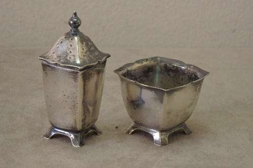 AN AMAZING VINTAGE SILVER PLATED SALT POT AND PEPPER SHAKER WITH LOADS OF CHARACTER