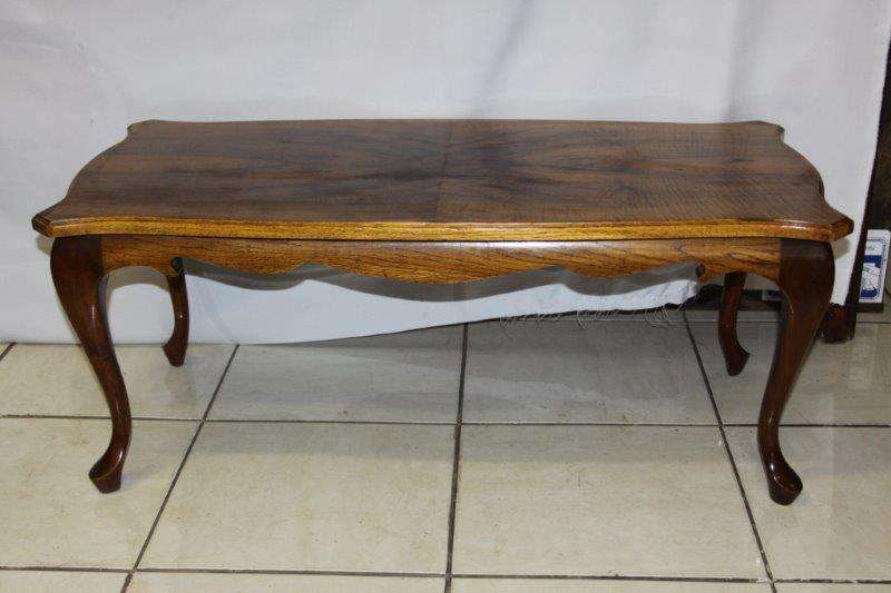 AN EXQUISITE UNIQUE QUEEN ANNE COFFEE TABLE WITH STUNNING DETAIL!!! EXCELLENT CONDITION!!!!
