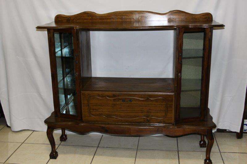 A STUNNING VINTAGE BALL & CLAW TV / DISPLAY SHOWCASE CABINET! BEAUTIFUL FURNITURE! GREAT CONDITION!