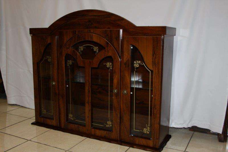 AN EXQUISITE DISPLAY CABINET WITH DOWN LIGHTS & BEAUTIFUL GLASS DETAILING - STUNNING FURNITURE!!!
