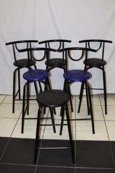 6 MODERN  PLASTIC & METAL BAR CHAIRS IN GREAT CONDITION!!! bid per chair to take all