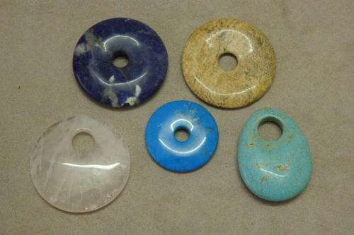 FIVE AWESOME STONE PENDANT TOKENS INCLUDING A DEEP BLUE, A TURQUOISE AND A PINKISH STONE PENDANT