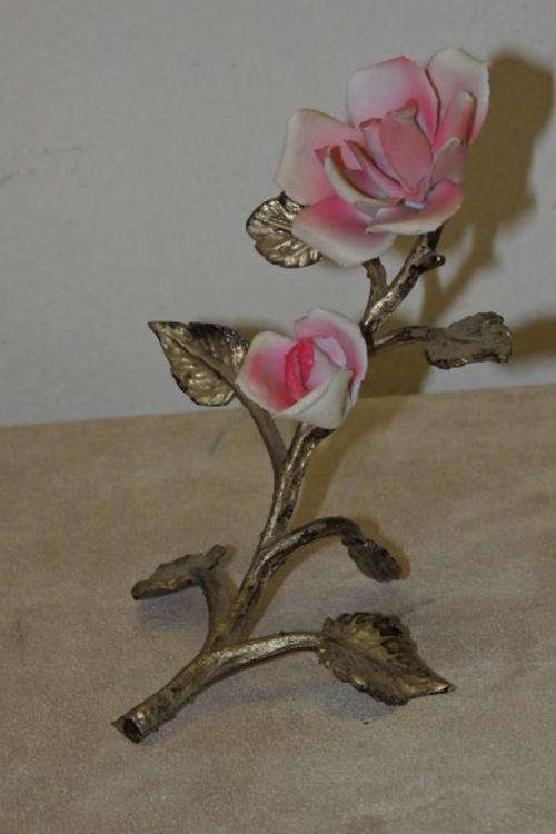 AN EXQUISITE HANDMADE VINTAGE CAPODIMONTE PORCELAIN STEM OF PINK ROSES ON A BRASS STEM