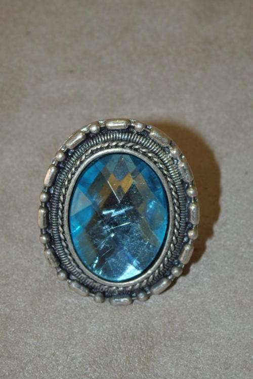 A STUNNING "OVERSIZED" FASHION RING WITH A GORGEOUS LARGE PALE BLUE GLASS STONE