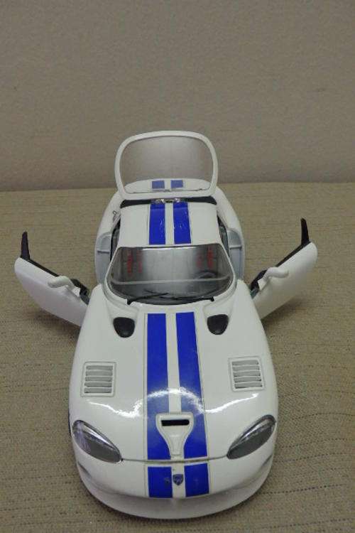AN AWESOME BBURAGO 1/18 SCALE WHITE DODGE VIPER GTS COUPE DIE-CAST MODEL CAR