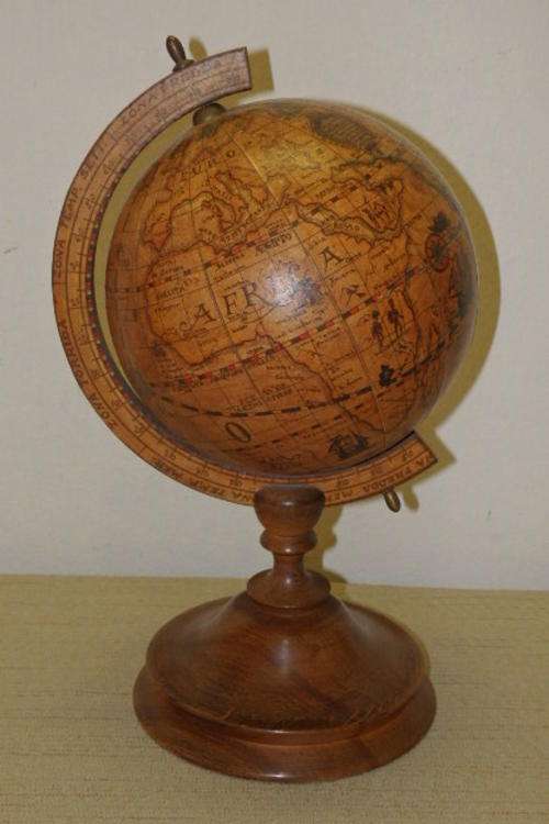 A STUNNING VINTAGE ITALIAN MADE P.I. "OLDE WORLD GLOBE" EARTH GLOBE ON A WOODEN STAND