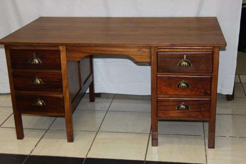 AN EXQUISITE VINTAGE EXECUTIVE DESK WITH 6 DRAWS & EXTENDABLE SHELF - STUNNING FURNITURE!!!