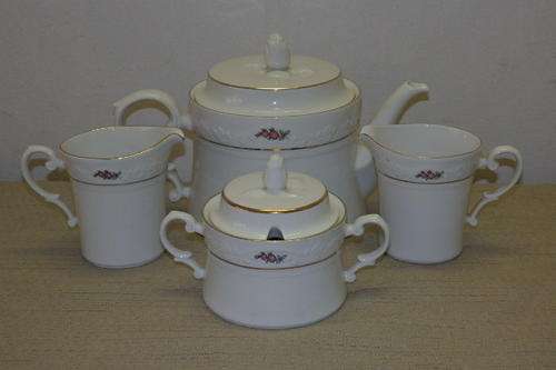 AN EXQUISITE HUGUENOT ROYALE TEA SET CONSISTING OF A LARGE TEAPOT, 2 MILK JUGS AND LIDDED SUGAR BOWL