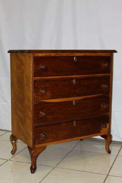 A STUNNING VINTAGE QUEEN ANNE STYLE SOLID KIAAT CHEST OF DRAWERS c/w 4 DRAWS GREAT FOR EXTRA STORAGE