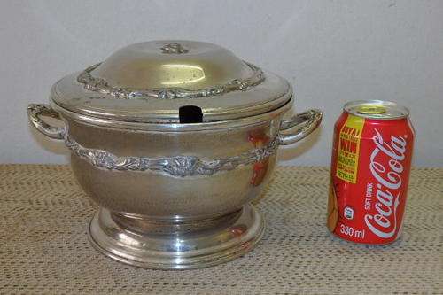 AN EXQUISITE VINTAGE SILVER PLATED LIDDED TUREEN WITH AWESOME DETAILING