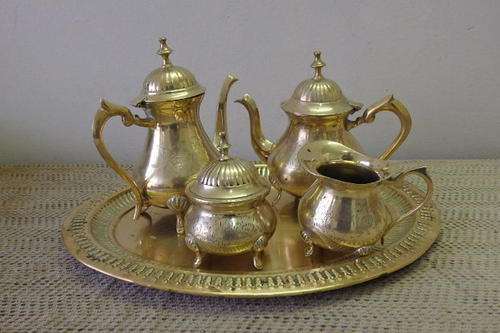 A STUNNING VINTAGE INDIAN MADE BRASS TEA/ COFFEE SET ON AN OVAL TRAY WITH ENGRAVED DETAILING