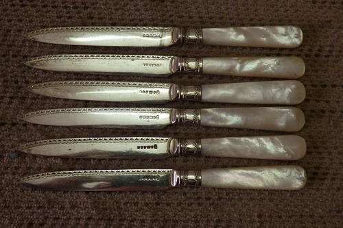 A SPECTACULAR SET OF SIX VINTAGE SILVER PLATED HALLMARKED STEAK KNIVES WITH MOTHER OF PEARL HANDLES