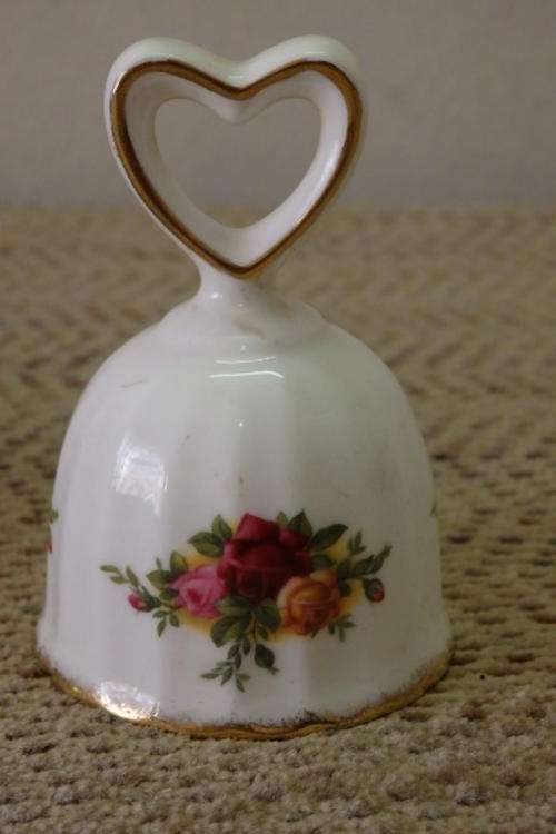 AN EXQUISITE VINTAGE ROYAL ALBERT PORCELAIN HAND BELL IN THE GORGEOUS "OLD COUNTRY ROSES" PATTERN