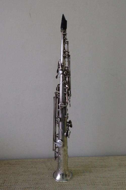 A MAGNIFICENT RARE ANTIQUE HAWKES & SONS "20th CENTURY" STRAIGHT SOPRANO SAXOPHONE