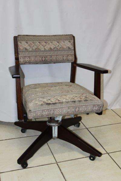 A STUNNING SOLID PARTRIDGE WOOD SWIVEL & TILTING CHAIR IN FAIR CONDITION!!! AWESOME FURNITURE...