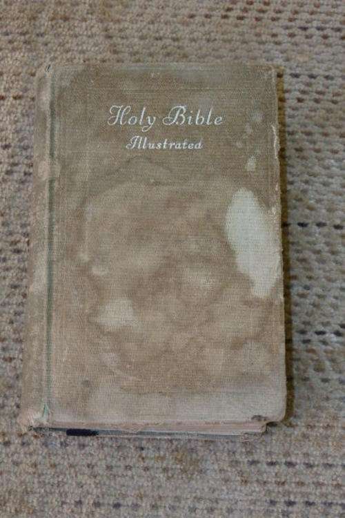 AN AWESOME VINTAGE (PRE 1950) KING JAMES ILLUSTRATED "THE HOLY BIBLE" WITH OLD AND NEW TESTAMENTS