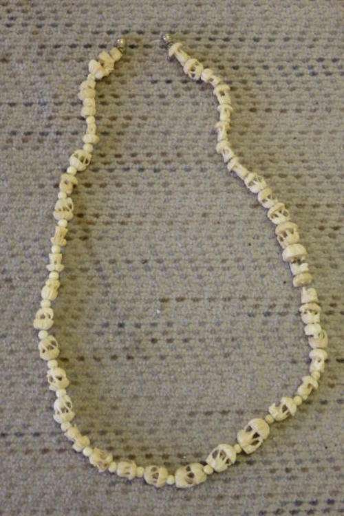 AN UNUSUAL HAND CARVED VINTAGE BONE IVORY ELEPHANT LADIES NECKLACE