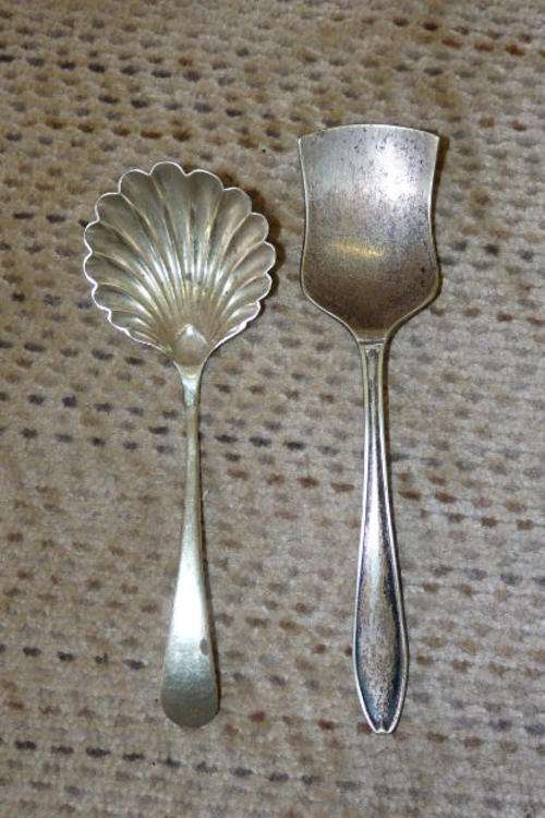 TWO STUNNING VINTAGE EPNS SILVER PLATED SPOONS INCLUDING A SUGAR SPOON AND A JAM/ CONFIT SPOON