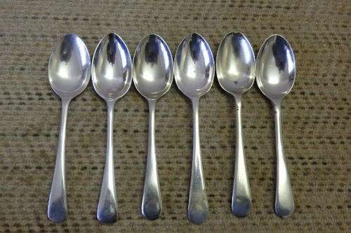 AN AWESOME SET OF SIX MIXED VINTAGE EPNS SILVER PLATED TEA SPOONS INCLUDING TWO HARRISON & PHILLIPS